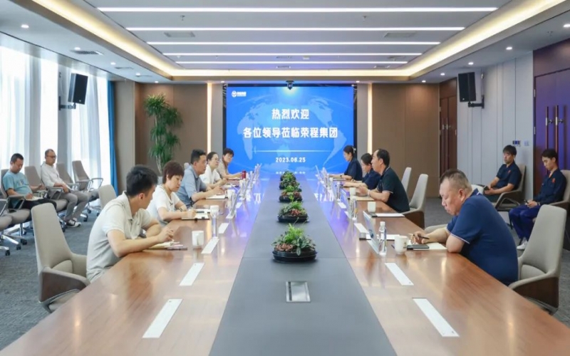 津南區(qū)副區(qū)長薛彤一行到訪榮程集團就企業(yè)生產(chǎn)運行、科技攻關(guān)等調(diào)研服務(wù)