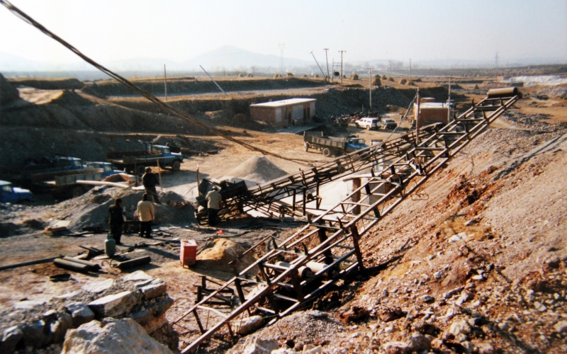 1994年，設(shè)立順達(dá)冶金原料廠走上實(shí)業(yè)報(bào)國之路