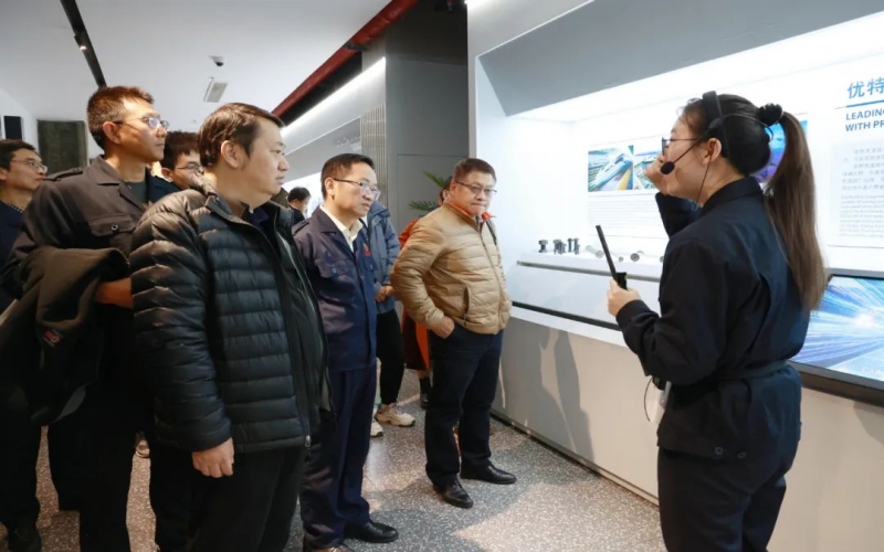 天津大學宣懷學院院長、九安醫(yī)療董事長劉毅一行到榮程集團參觀調(diào)研