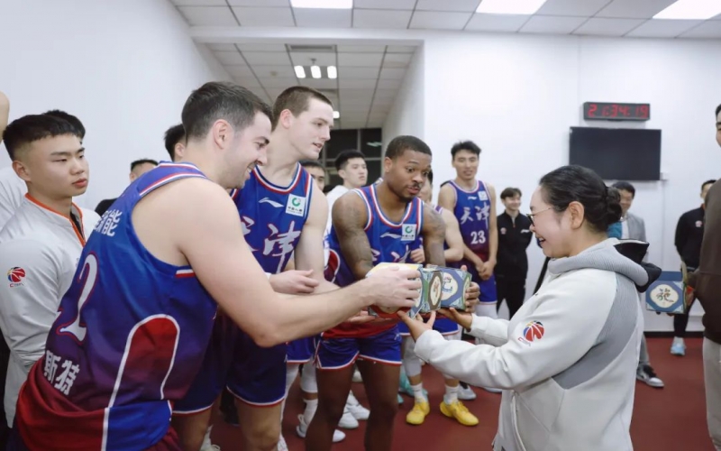 天津先行者兩連勝！張榮華主席給球員送上一份“特殊”禮物