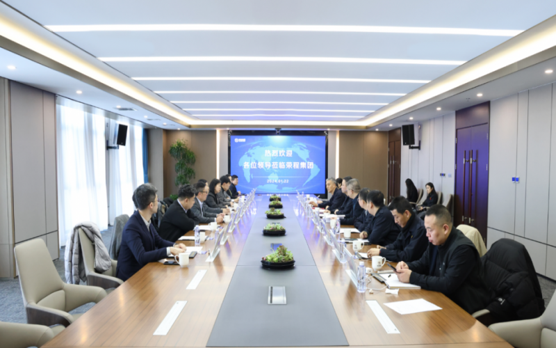 信德集團業(yè)務發(fā)展部總監(jiān)袁偉強、榮華控股企業(yè)集團執(zhí)行總裁郝曉嬋一行到榮程集團參觀座談